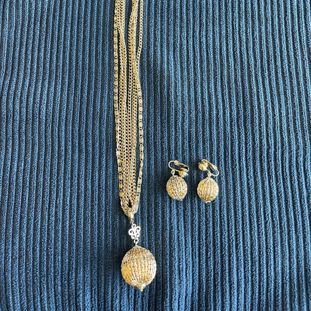 VINTAGE GOLDTONE MULTI CHAIN  NECKLACE AND EARRING SET.